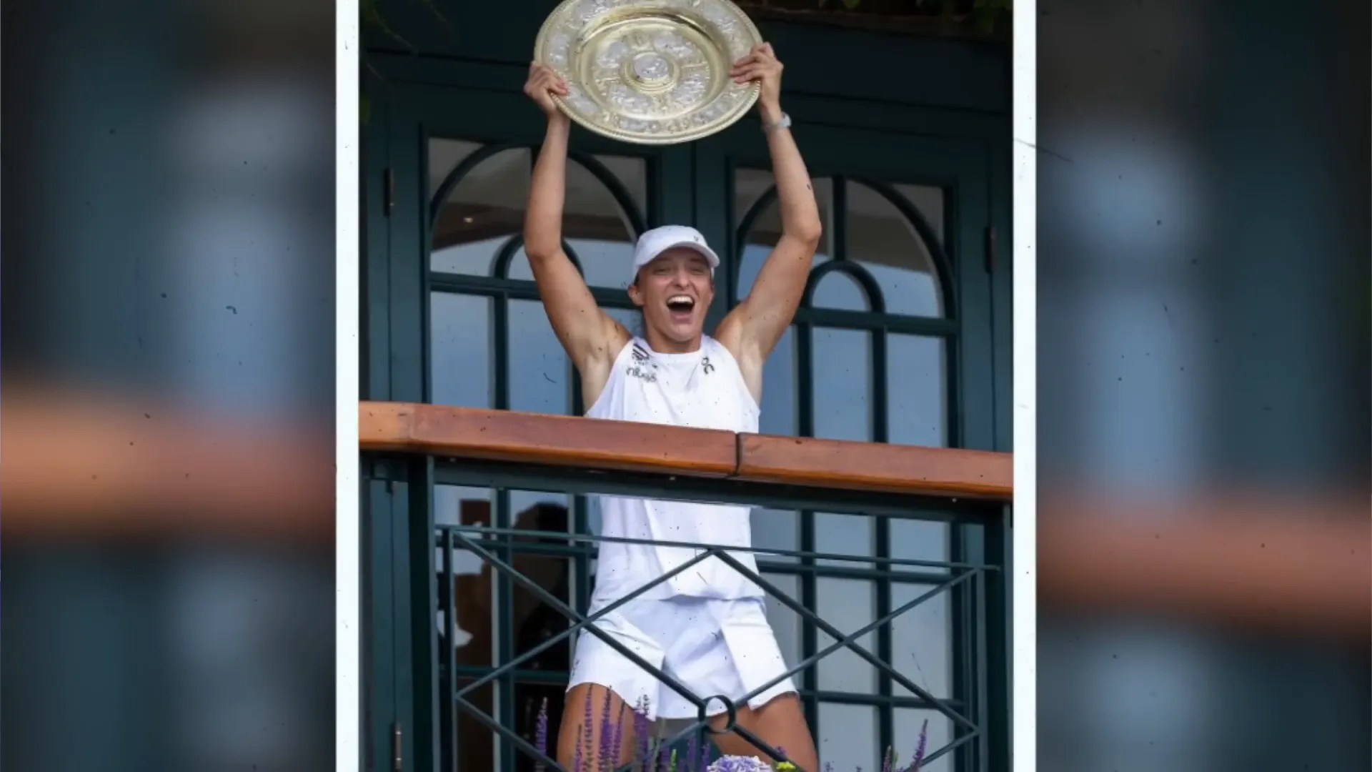 Iga Świątek célébrant son titre à Wimbledon