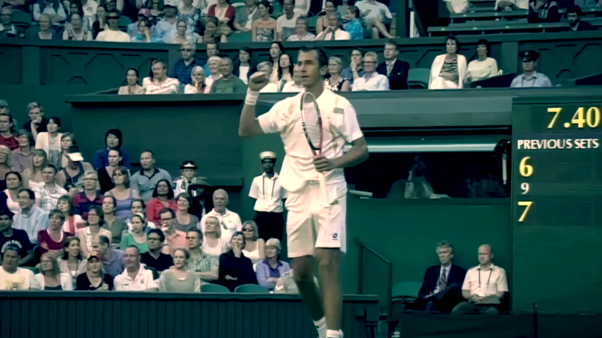 Lucas Rosol fixant Rafael Nadal lors du match de Wimbledon 2012